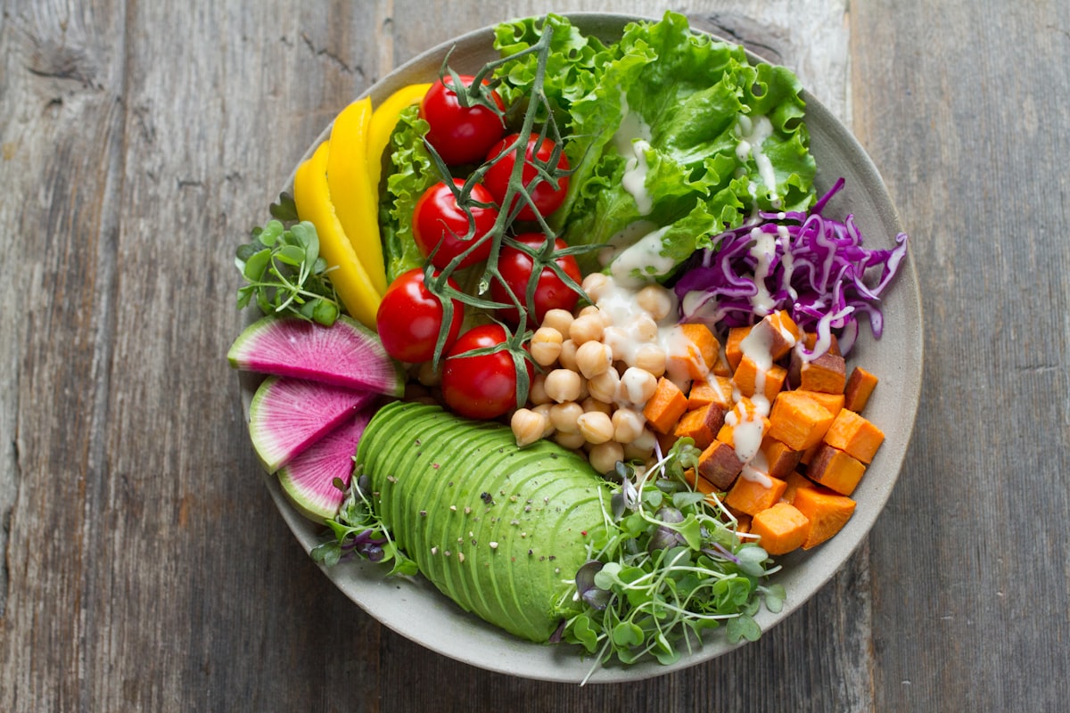 Desayuno nutritivo con frutas y cereales integrales